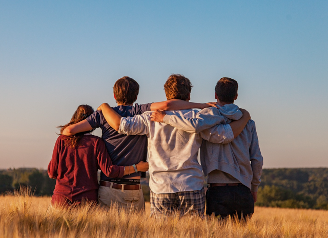 R e-Club: ON-LIFE CAMP PER COMBATTERE L'IPERCONNESSIONE DIGITALE